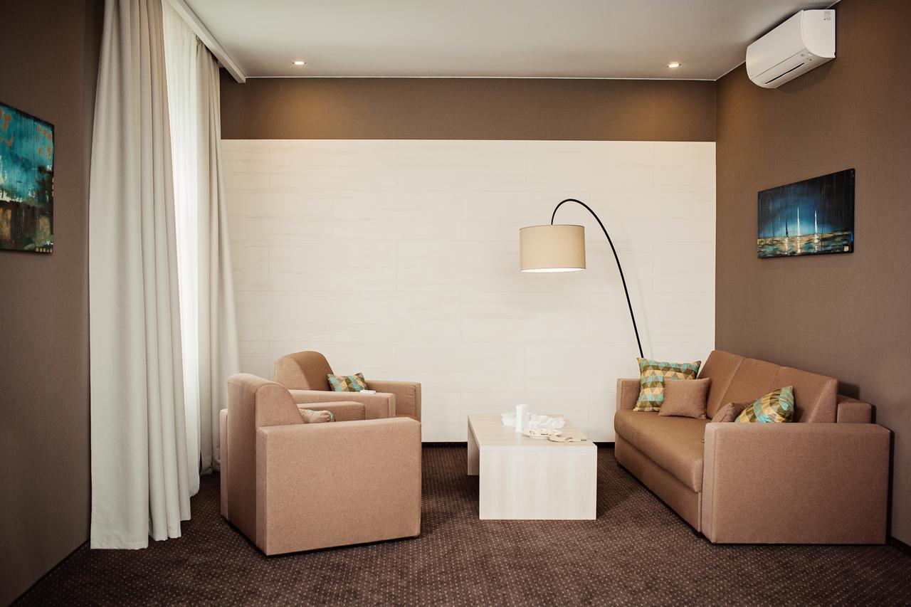 Hotel Versailles Lutsʼk 外观 照片