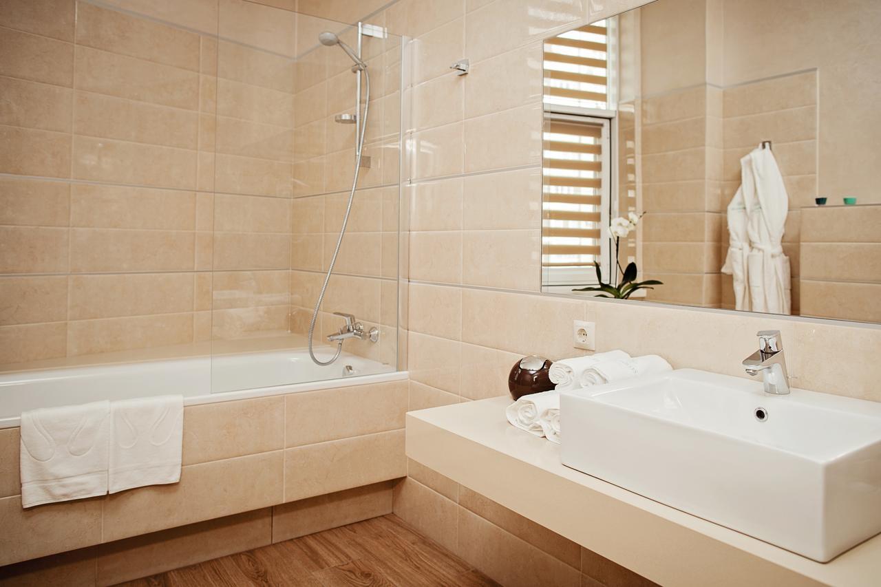 Hotel Versailles Lutsʼk 外观 照片
